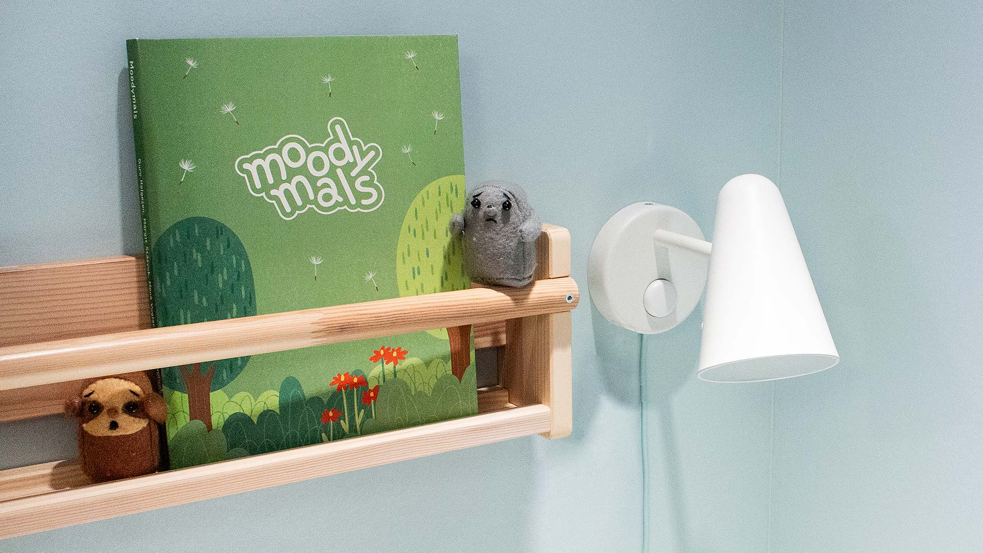 Moodymals_1920x1080_Book_06